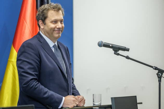 Lars Klingbeil (SPD), Bundesfinanzminister bei einem Pressestatement mit dem Praesidenten der Eurogruppe Kyriakos Pierrakakis Lars Klingbeil (SPD), Bundesfinanzminister bei einem Pressestatement mit dem Praesidenten der Eurogruppe Kyriakos Pierrakakis im Finanzministerium am 15.09.2026 in Berlin. Berlin Berlin Deutschland Finanzministerium