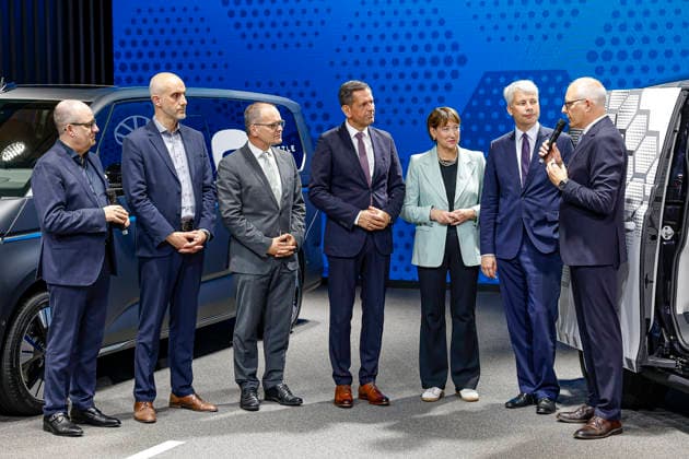 Eröffnung der IAA Transportation 2026 mit Messerundgang Besuch des Standes von Volkswagen Nutzfahrzeuge (v.l.n.r.): Lars Krause, Mitglied des VW-Markenvorstands für Vertrieb, Marketing und Aftersales; Belit Onay (Bündnis90 Die Grünen), Oberbürgermeister der Landeshauptstadt Hannover; Grant Hendrik Tonne (SPD) Niedersächsischer Minister für Wirtschaft, Verkehr und Bauen; Olaf Lies (SPD), Niedersächsischer Ministerpräsident; Hildegard Müller, Präsidentin des Verbandes der Automobilindustrie (VDA); Steffen Bilger (CDU), Bundesminister für Verkehr der Bundesrepublik Deutschland; Stefan Mecha, CEO von Volkswagen Nutzfahrzeuge. Futur Concept: Mit der Studie zeigt VWN, wie autonome Technologie künftig neue Mobilitäts- und Transporta