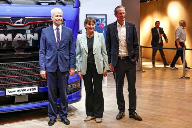 Eröffnung der IAA Transportation 2026 mit Messerundgang Besuch des Standes von MAN (v.l.n.r) Steffen Bilger (CDU), Bundesminister für Verkehr der Bundesrepublik Deutschland; Hildegard Müller, Präsidentin des Verbandes der Automobilindustrie (VDA); n.n. Hannover Hannover Messe Niedersachsen, Region Hannover Germany