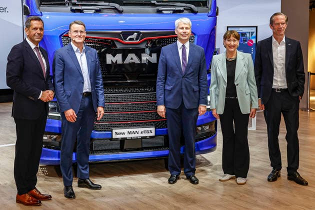 Eröffnung der IAA Transportation 2026 mit Messerundgang Besuch des Standes von MAN (v.l.n.r) Olaf Lies (SPD), Niedersächsischer Ministerpräsident; n.n.; Steffen Bilger (CDU), Bundesminister für Verkehr der Bundesrepublik Deutschland; Hildegard Müller, Präsidentin des Verbandes der Automobilindustrie (VDA); n.n. Hannover Hannover Messe Niedersachsen, Region Hannover Germany