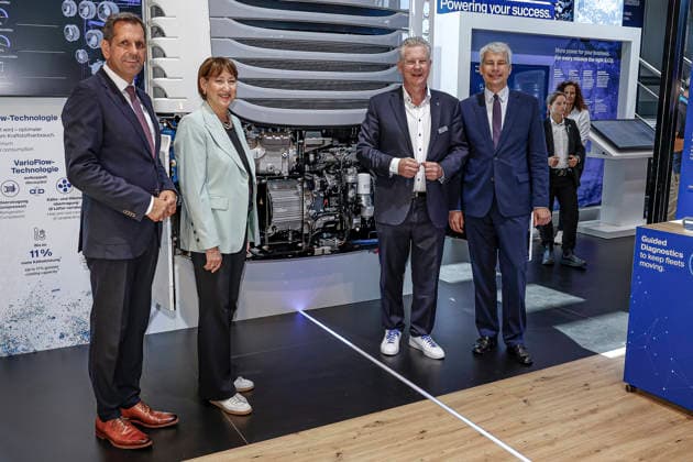 Eröffnung der IAA Transportation 2026 mit Messerundgang Besuch des Standes der Firma Schmitz Cargobull (v.l.n.r.): Olaf Lies (SPD), Niedersächsischer Ministerpräsident; Hildegard Müller, Präsidentin des Verbandes der Automobilindustrie (VDA); n.n.; Steffen Bilger (CDU), Bundesminister für Verkehr der Bundesrepublik Deutschland. Hannover Hannover Messe Niedersachsen, Region Hannover Germany