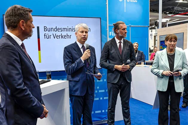 Eröffnung der IAA Transportation 2026 mit Messerundgang Stand des Bundesministeriums für Verkehr (v.l.n.r): Olaf Lies (SPD), Niedersächsischer Ministerpräsident; Steffen Bilger (CDU), Bundesminister für Verkehr der Bundesrepublik Deutschland; n.n.; Hildegard Müller, Präsidentin des Verbandes der Automobilindustrie (VDA). Hannover Hannover Messe Niedersachsen, Region Hannover Germany