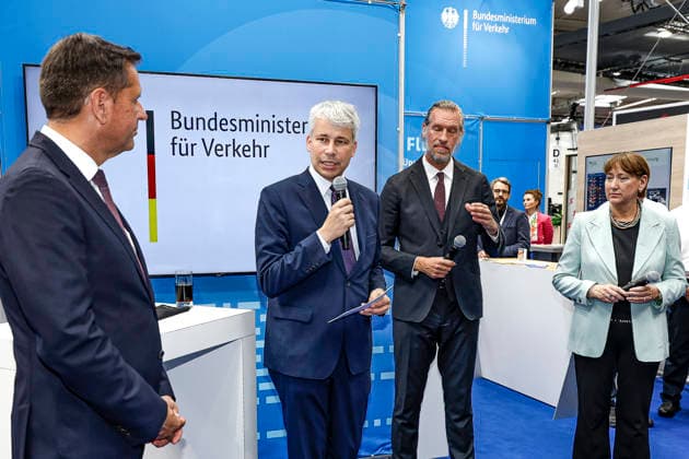 Eröffnung der IAA Transportation 2026 mit Messerundgang Stand des Bundesministeriums für Verkehr (v.l.n.r): Olaf Lies (SPD), Niedersächsischer Ministerpräsident; Steffen Bilger (CDU), Bundesminister für Verkehr der Bundesrepublik Deutschland; n.n.; Hildegard Müller, Präsidentin des Verbandes der Automobilindustrie (VDA). Hannover Hannover Messe Niedersachsen, Region Hannover Germany