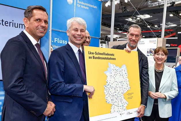 Eröffnung der IAA Transportation 2026 mit Messerundgang Stand des Bundesministeriums für Verkehr (v.l.n.r): Olaf Lies (SPD), Niedersächsischer Ministerpräsident; Steffen Bilger (CDU), Bundesminister für Verkehr der Bundesrepublik Deutschland; n.n.; Hildegard Müller, Präsidentin des Verbandes der Automobilindustrie (VDA). Hannover Hannover Messe Niedersachsen, Region Hannover Germany