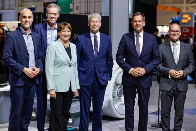 Eröffnung der IAA Transportation 2026 mit Messerundgang Stand der Firma Bosch (v.l.n.r): Belit Onay (Bündnis90 Die Grünen), Oberbürgermeister der Landeshauptstadt Hannover; n.n.; Hildegard Müller, Präsidentin des Verbandes der Automobilindustrie (VDA), Steffen Bilger (CDU), Bundesminister für Verkehr der Bundesrepublik Deutschland, Olaf Lies (SPD), Niedersächsischer Ministerpräsident; Grant Hendrik Tonne (SPD), Niedersächsischer Minister für Wirtschaft, Verkehr und Bauen Hannover Hannover Messe Niedersachsen, Region Hannover Germany