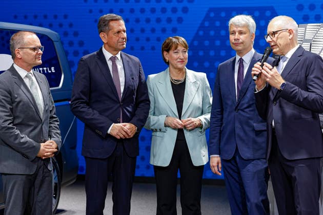 Eröffnung der IAA Transportation 2026 mit Messerundgang Stand von Volkswagen Nitzfahrzeuge (v.l.n.r): Belit Onay (Bündnis90 Die Grünen), Oberbürgermeister der Landeshauptstadt Hannover; Grant Hendrik Tonne (SPD) Niedersächsischer Minister für Wirtschaft, Verkehr und Bauen; Olaf Lies (SPD), Niedersächsischer Ministerpräsident; Hildegard Müller, Präsidentin des Verbandes der Automobilindustrie (VDA); Steffen Bilger (CDU), Bundesminister für Verkehr der Bundesrepublik Deutschland; Stefan Mecha, CEO von Volkswagen Nutzfahrzeuge. Futur Concept: Mit der Studie zeigt VWN, wie autonome Technologie künftig neue Mobilitäts- und Transportangebote ermöglichen kann. Die Studie steht beispielhaft für den Anspruch der Marke, als B2B-Mobili