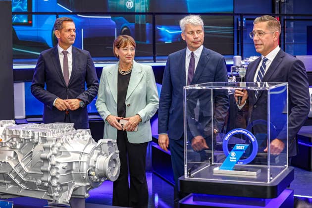 Eröffnung der IAA Transportation 2026 mit Messerundgang Besuch der Firma ZF (v.l.n.r): Olaf Lies (SPD), Niedersächsischer Ministerpräsident; Hildegard Müller, Präsidentin des Verbandes der Automobilindustrie (VDA); Steffen Bilger (CDU), Bundesminister für Verkehr der Bundesrepublik Deutschland; n.n. Hannover Hannover Messe Niedersachsen, Region Hannover Germany