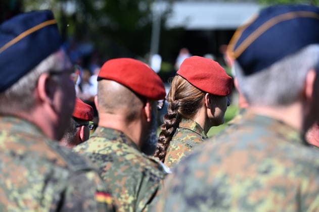 Bundeswehr bekommt Problem um sexuelles Fehlverhalten nicht in den Griff, Symbolbilder Soldaten haben sich aufgestellt, in der Mitte eine Soldatin mit Zopf, Feature, Randmotiv, Symbolfoto, Feierliche Uebergabe des Landeskommandos Nordrhein-Westfalen der Bundeswehr, Duesseldorf,