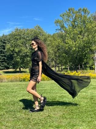 A model showcases a design by sustainable fashion brand Collina Strada in New York, United States, 15 September 2026. Collina Strada presented its new collection, featuring a punk and dreamy vibe, on a mountain in upstate New York, in the middle of a meadow surrounded by trees and dragonflies. Collina Strada presents her sustainable and punk fashion on a New York mountain !ACHTUNG: NUR REDAKTIONELLE NUTZUNG!  Copyright: xNoraxQuintanillax AME7668 20260915-55021409569_1