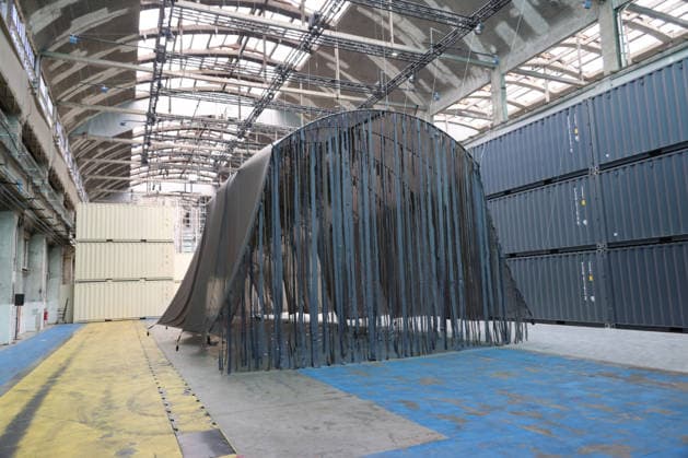 18. Biennale de Lyon ART contemporain 16.09.2026, France, Lyon, 18. Biennale de Lyon ART contemporain, mit Kuratorin Catherine Nicols, hier die Haupthalle Grande Locos, ehemalige TGV Fabrikationshallen, Lyon Auvergne Rhone Alps France