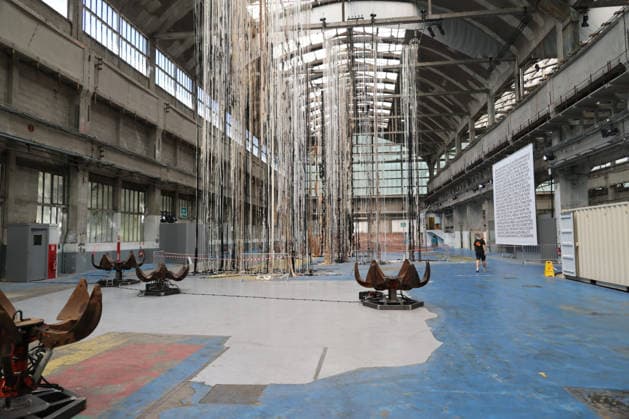 18. Biennale de Lyon ART contemporain 16.09.2026, France, Lyon, 18. Biennale de Lyon ART contemporain, mit Kuratorin Catherine Nicols, hier die Haupthalle Grande Locos, ehemalige TGV Fabrikationshallen, Lyon Auvergne Rhone Alps France