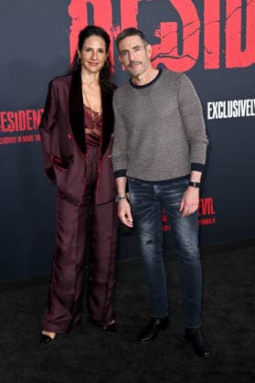 Alessandro Ongaro mit Begleitung bei der Weltpremiere des Kinofilms Resident Evil im United Theater on Broadway. Los Angeles, 15.09.2026