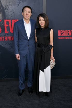 Roy Lee mit Begleitung bei der Weltpremiere des Kinofilms Resident Evil im United Theater on Broadway. Los Angeles, 15.09.2026