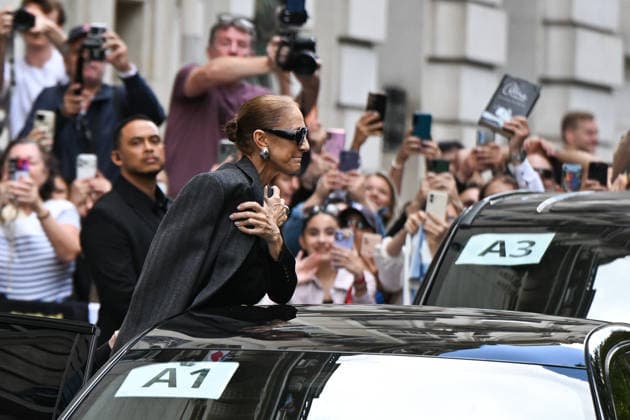 Celine Dion Leaves Her Hotel - Paris Celine Dion she spend time with fans before going to the venue, at the hotel Royal Monceau in Paris, France on September 16, 2026. Photo by Lionel Urman ABACAPRESS.COM Paris France  Copyright: xUrmanxLionel ABACAx