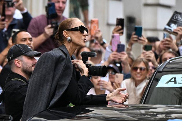 Celine Dion Leaves Her Hotel - Paris Celine Dion she spend time with fans before going to the venue, at the hotel Royal Monceau in Paris, France on September 16, 2026. Photo by Lionel Urman ABACAPRESS.COM Paris France  Copyright: xUrmanxLionel ABACAx