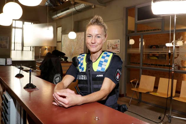 Rhea Harder-Vennewald beim Fototermin zur 500. Folge der ZDF TV-Serie Notruf Hafenkante - Dreckiger Deal am Originalset des PK 21 im Studio Hamburg. Hamburg, 16.09.2026