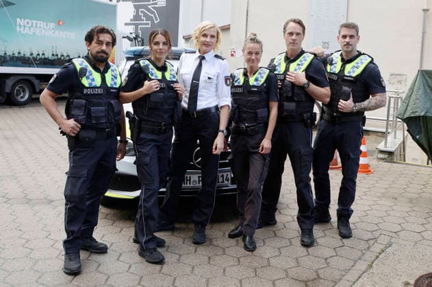 Zejhun Demirov, Lilli Hollunder, Sanna Englund, Rhea Harder-Vennewald, Matthias Schloo und Marc Barthel beim Fototermin zur 500. Folge der ZDF TV-Serie Notruf Hafenkante - Dreckiger Deal am Originalset des PK 21 im Studio Hamburg. Hamburg, 16.09.2026