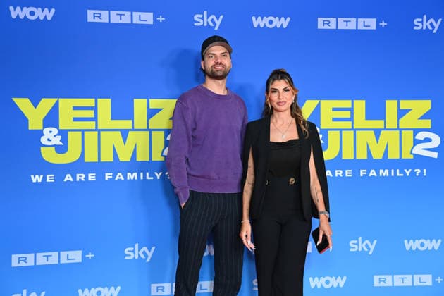 Jimi Blue OCHSENKNECHT und Yeliz KOC. FOTOCALL zum Auftakt der 2. Staffel des Sky Originals Yeliz & Jimi - We are Family? am 16.09.2026 in Unterfoehring.