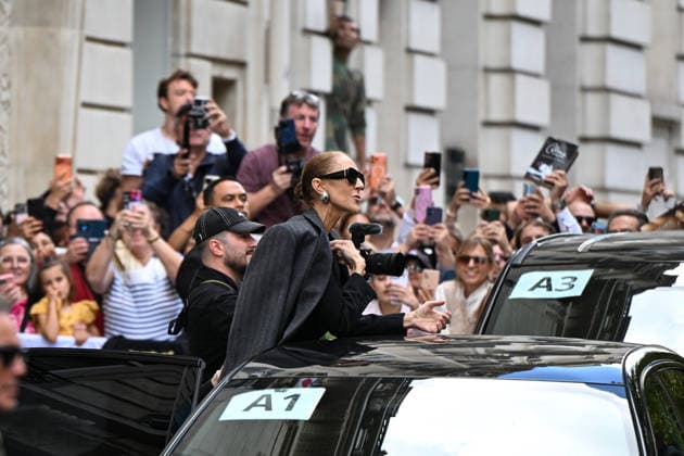 September 16, 2026: Celine Dion leaves the Royal Monceau. Celine Dion spent time with fans before heading to the venue, the Royal Monceau hotel in Paris, France. 459726 September 16, 2026 Paris, France  Copyright: xL.Urmanx xStarfacex STAR_459726_027
