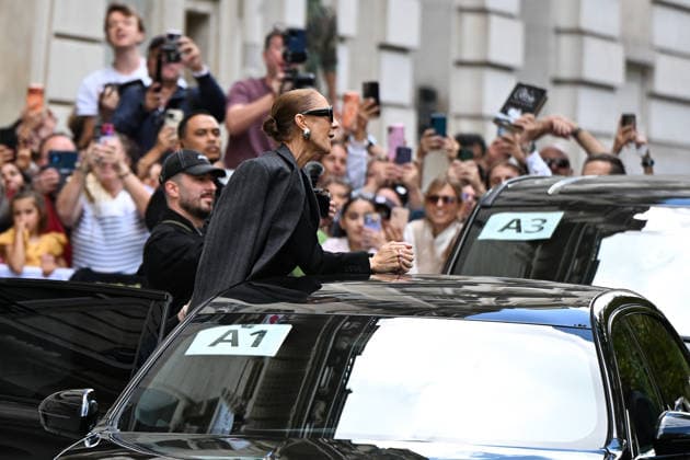 September 16, 2026: Celine Dion leaves the Royal Monceau. Celine Dion spent time with fans before heading to the venue, the Royal Monceau hotel in Paris, France. 459726 September 16, 2026 Paris, France  Copyright: xL.Urmanx xStarfacex STAR_459726_029