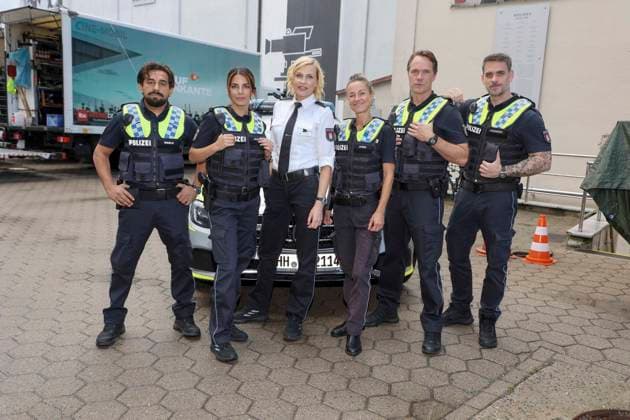 ABB HAFENKANTE-Zejhun Demirov, Lilli Hollunder, Sanna Englund, Rhea Harder-Vennewald, Matthias Schloo, Marc Barthel, Darsteller in Polizei Uniform Fototermin zum Start der 20. Jubilaeumsstaffel und der 500.Folge von der ZDF TV Serie Notruf Hafenkante am Originalset des PK 21 im Studio Hamburg am 16.09.2026 in Hamburg
