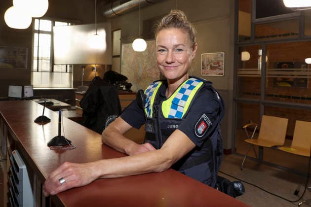 ABB HAFENKANTE-Rhea Harder-Vennewald Darstellerin in Polizei Uniform Fototermin zum Start der 20. Jubilaeumsstaffel und der 500.Folge von der ZDF TV Serie Notruf Hafenkante am Originalset des PK 21 im Studio Hamburg am 16.09.2026 in Hamburg
