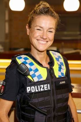 ABB HAFENKANTE-Rhea Harder-Vennewald Darstellerin in Polizei Uniform Fototermin zum Start der 20. Jubilaeumsstaffel und der 500.Folge von der ZDF TV Serie Notruf Hafenkante am Originalset des PK 21 im Studio Hamburg am 16.09.2026 in Hamburg