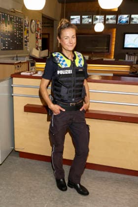 ABB HAFENKANTE-Rhea Harder-Vennewald Darstellerin in Polizei Uniform Fototermin zum Start der 20. Jubilaeumsstaffel und der 500.Folge von der ZDF TV Serie Notruf Hafenkante am Originalset des PK 21 im Studio Hamburg am 16.09.2026 in Hamburg