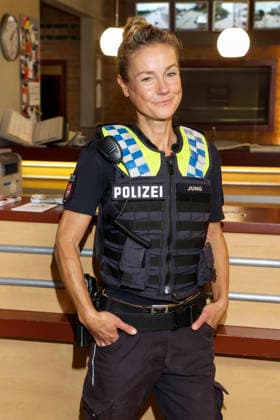 ABB HAFENKANTE-Rhea Harder-Vennewald Darstellerin in Polizei Uniform Fototermin zum Start der 20. Jubilaeumsstaffel und der 500.Folge von der ZDF TV Serie Notruf Hafenkante am Originalset des PK 21 im Studio Hamburg am 16.09.2026 in Hamburg
