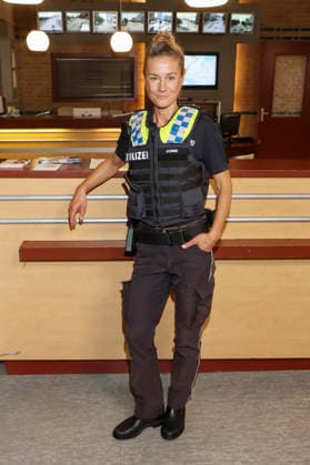 ABB HAFENKANTE-Rhea Harder-Vennewald Darstellerin in Polizei Uniform Fototermin zum Start der 20. Jubilaeumsstaffel und der 500.Folge von der ZDF TV Serie Notruf Hafenkante am Originalset des PK 21 im Studio Hamburg am 16.09.2026 in Hamburg