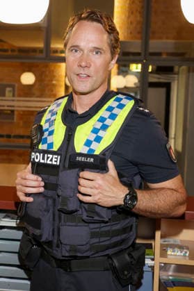 ABB HAFENKANTE- Matthias Schloo Darsteller in Polizei Uniform Fototermin zum Start der 20. Jubilaeumsstaffel und der 500.Folge von der ZDF TV Serie Notruf Hafenkante am Originalset des PK 21 im Studio Hamburg am 16.09.2026 in Hamburg