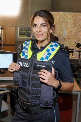 ABB HAFENKANTE- Lilli Hollunder Darstellerin in Polizei Uniform Fototermin zum Start der 20. Jubilaeumsstaffel und der 500.Folge von der ZDF TV Serie Notruf Hafenkante am Originalset des PK 21 im Studio Hamburg am 16.09.2026 in Hamburg