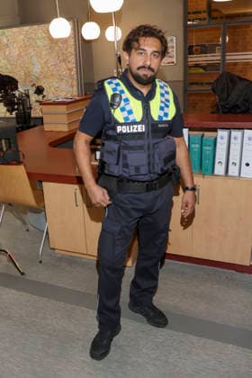 ABB HAFENKANTE- Zejhun Demirov Darsteller in Polizei Uniform Fototermin zum Start der 20. Jubilaeumsstaffel und der 500.Folge von der ZDF TV Serie Notruf Hafenkante am Originalset des PK 21 im Studio Hamburg am 16.09.2026 in Hamburg