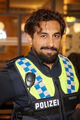 ABB HAFENKANTE- Zejhun Demirov Darsteller in Polizei Uniform Fototermin zum Start der 20. Jubilaeumsstaffel und der 500.Folge von der ZDF TV Serie Notruf Hafenkante am Originalset des PK 21 im Studio Hamburg am 16.09.2026 in Hamburg