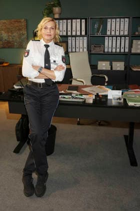 ABB HAFENKANTE- Sanna Englund Darstellerin in Polizei Uniform Fototermin zum Start der 20. Jubilaeumsstaffel und der 500.Folge von der ZDF TV Serie Notruf Hafenkante am Originalset des PK 21 im Studio Hamburg am 16.09.2026 in Hamburg