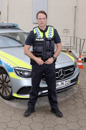 ABB HAFENKANTE- Matthias Schloo Darsteller in Polizei Uniform Fototermin zum Start der 20. Jubilaeumsstaffel und der 500.Folge von der ZDF TV Serie Notruf Hafenkante am Originalset des PK 21 im Studio Hamburg am 16.09.2026 in Hamburg