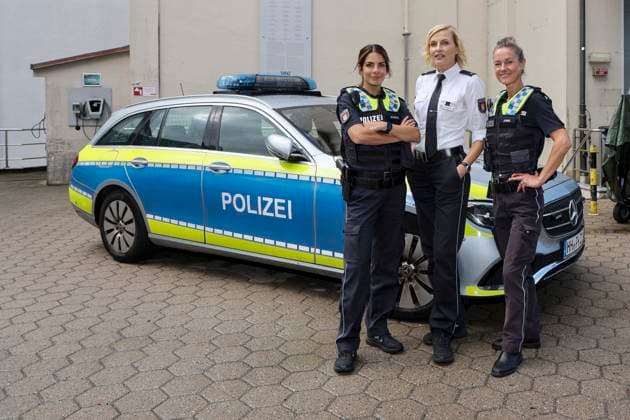 ABB HAFENKANTE-Lilli Hollunder, Sanna Englund, Rhea Harder-Vennewald Darsteller in Polizei Uniform Fototermin zum Start der 20. Jubilaeumsstaffel und der 500.Folge von der ZDF TV Serie Notruf Hafenkante am Originalset des PK 21 im Studio Hamburg am 16.09.2026 in Hamburg