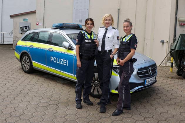 ABB HAFENKANTE-Lilli Hollunder, Sanna Englund, Rhea Harder-Vennewald Darsteller in Polizei Uniform Fototermin zum Start der 20. Jubilaeumsstaffel und der 500.Folge von der ZDF TV Serie Notruf Hafenkante am Originalset des PK 21 im Studio Hamburg am 16.09.2026 in Hamburg