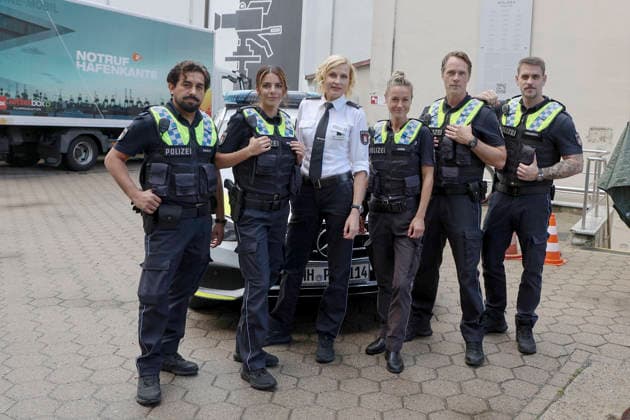 ABB HAFENKANTE-Zejhun Demirov, Lilli Hollunder, Sanna Englund, Rhea Harder-Vennewald, Matthias Schloo, Marc Barthel, Darsteller in Polizei Uniform Fototermin zum Start der 20. Jubilaeumsstaffel und der 500.Folge von der ZDF TV Serie Notruf Hafenkante am Originalset des PK 21 im Studio Hamburg am 16.09.2026 in Hamburg