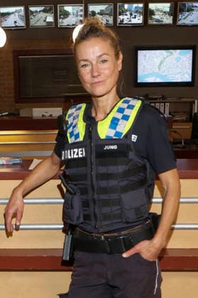 ABB HAFENKANTE-Rhea Harder-Vennewald Darstellerin in Polizei Uniform Fototermin zum Start der 20. Jubilaeumsstaffel und der 500.Folge von der ZDF TV Serie Notruf Hafenkante am Originalset des PK 21 im Studio Hamburg am 16.09.2026 in Hamburg