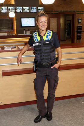 ABB HAFENKANTE-Rhea Harder-Vennewald Darstellerin in Polizei Uniform Fototermin zum Start der 20. Jubilaeumsstaffel und der 500.Folge von der ZDF TV Serie Notruf Hafenkante am Originalset des PK 21 im Studio Hamburg am 16.09.2026 in Hamburg