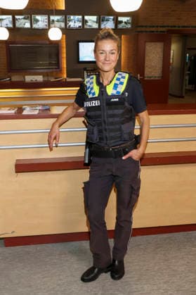 ABB HAFENKANTE-Rhea Harder-Vennewald Darstellerin in Polizei Uniform Fototermin zum Start der 20. Jubilaeumsstaffel und der 500.Folge von der ZDF TV Serie Notruf Hafenkante am Originalset des PK 21 im Studio Hamburg am 16.09.2026 in Hamburg