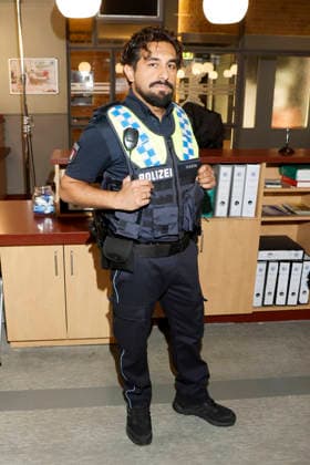 ABB HAFENKANTE- Zejhun Demirov Darsteller in Polizei Uniform Fototermin zum Start der 20. Jubilaeumsstaffel und der 500.Folge von der ZDF TV Serie Notruf Hafenkante am Originalset des PK 21 im Studio Hamburg am 16.09.2026 in Hamburg