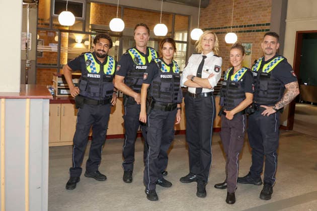 ABB HAFENKANTE-Zejhun Demirov, Matthias Schloo, Lilli Hollunder, Sanna Englund, Rhea Harder-Vennewald, Marc Barthel Darsteller in Polizei Uniform Fototermin zum Start der 20. Jubilaeumsstaffel und der 500.Folge von der ZDF TV Serie Notruf Hafenkante am Originalset des PK 21 im Studio Hamburg am 16.09.2026 in Hamburg