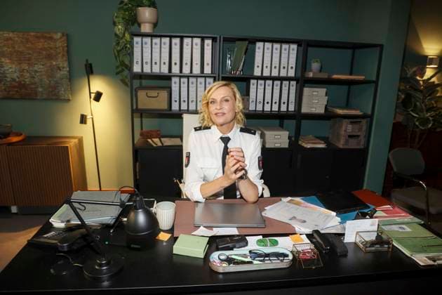 ABB HAFENKANTE- Sanna Englund Darstellerin in Polizei Uniform Fototermin zum Start der 20. Jubilaeumsstaffel und der 500.Folge von der ZDF TV Serie Notruf Hafenkante am Originalset des PK 21 im Studio Hamburg am 16.09.2026 in Hamburg