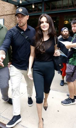 **VIDEO AVAILABLE** Selena Gomez signs autographs for fans as she exits her hotel in New York City Featuring: Selena Gomez Where: New York City, New York, United States When: 16 Sep 2026 Credit: Jairo INSTARimages EDITORIAL USE ONLY. NOT FOR USE BY NEWSPAPERS BASED IN THE UK. Copyright: xx instar56027179