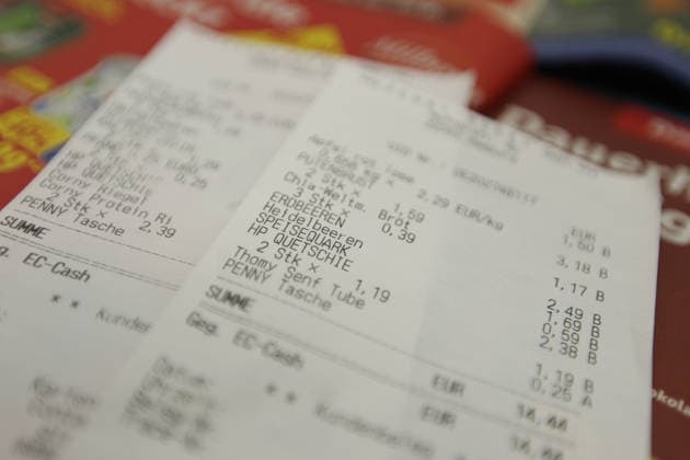 Zwei Kassenbons liegen auf Prospekten von verschiedenen Discountern. Symbolbild Symbolfoto Inflation. Schnelsen Hamburg