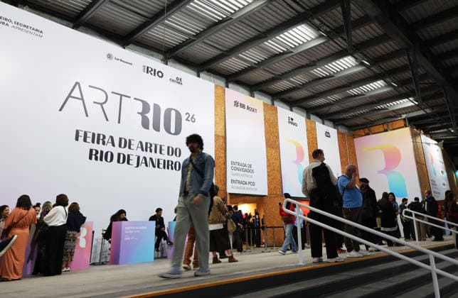 (260917) -- RIO DE JANEIRO, Sept. 17, 2026 -- People visit the ArtRio 2026 in Rio de Janeiro, Brazil, Sept. 16, 2026. The five-day fair kicked off here on Wednesday, showcasing contemporary artworks such as paintings, sculptures and art installations from around the world. ) BRAZIL-RIO DE JANEIRO-ART FAIR-OPENING JinxHaoyuan 