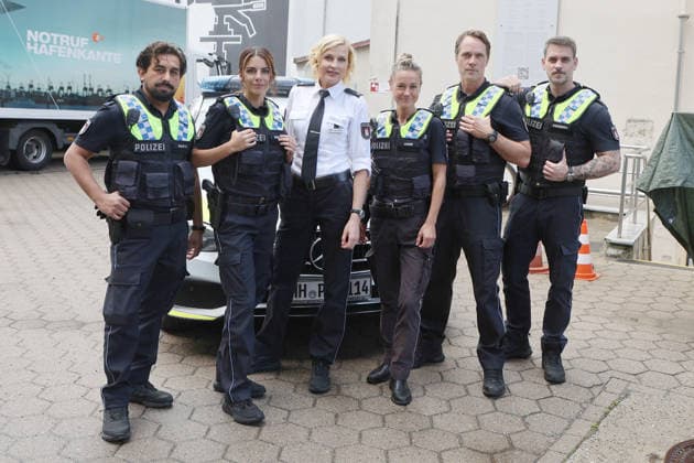NOTRUF HAFENKANTE - Jubiläum Zejhun Demirov, Lilli Hollunder, Sanna Englund, Rhea Harder-Vennewald, Matthias Schloo, Marc Barthel, Start der 20. Jubiläumsstaffel und der 500. Folge von NOTRUF HAFENKANTE, Fototermin am Originalset des PK 21 im Studio Hamburg, Hamburg, 16.09.2026 Copyright: xEventpressxBecherx