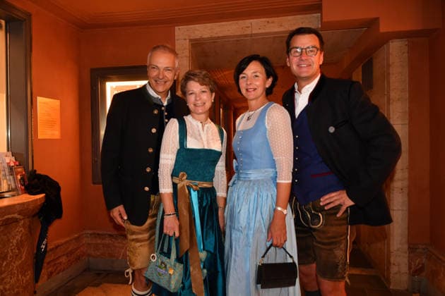 Michael Möller mit Ehefrau Irmgard und Dr. Jörg Lehmann mit Ehefrau Premiere Oktoberfest - A Musical Beinah wahr¦. (An almost true story) Komödie im Bayerischen Hof München 16. Sept. 2026